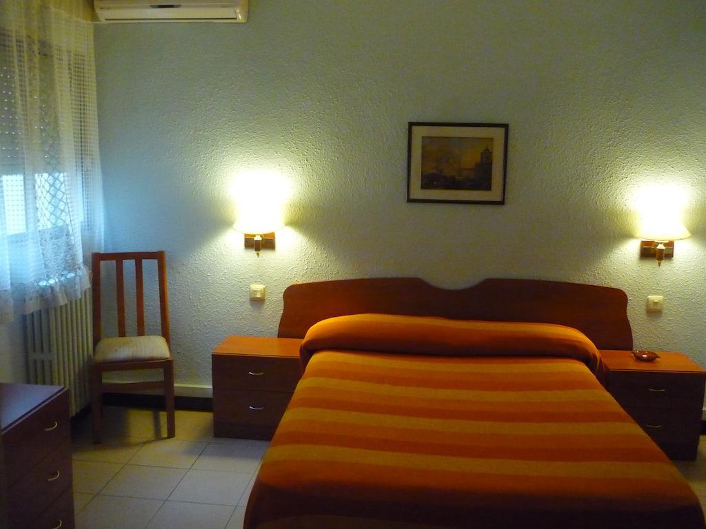 Hostal El Centro Huesca Room photo